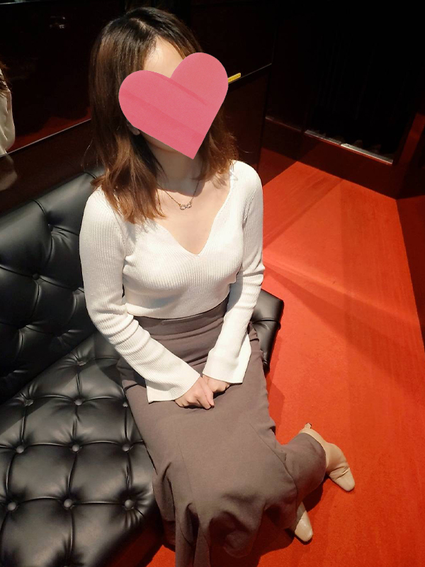 バンビ倶楽部・新大阪 かな 25歳 T：165cm　B：83(D)　W：57　H：84